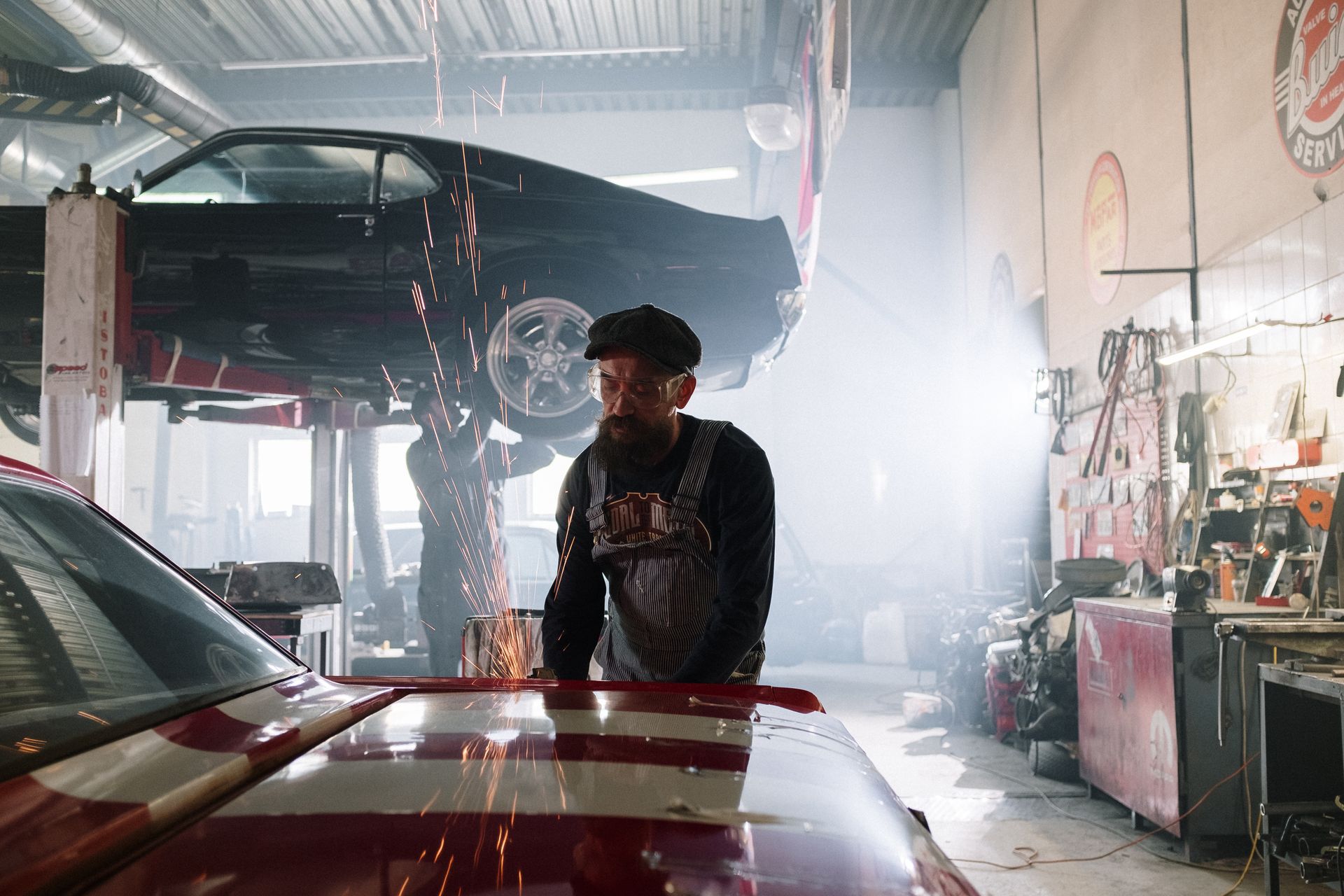 Serviço de manutenção automotiva em oficina